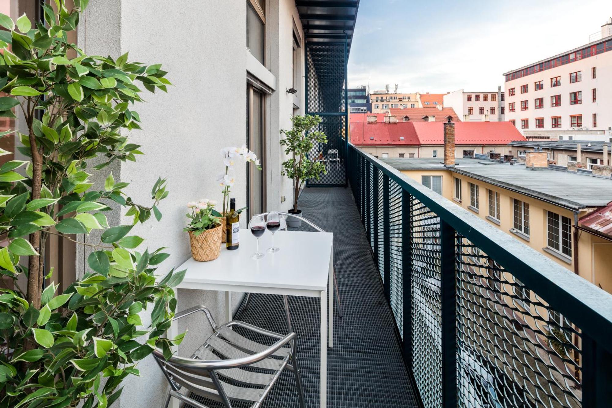 2-Level Apartments On Krizikova Near The Metro Πράγα Εξωτερικό φωτογραφία