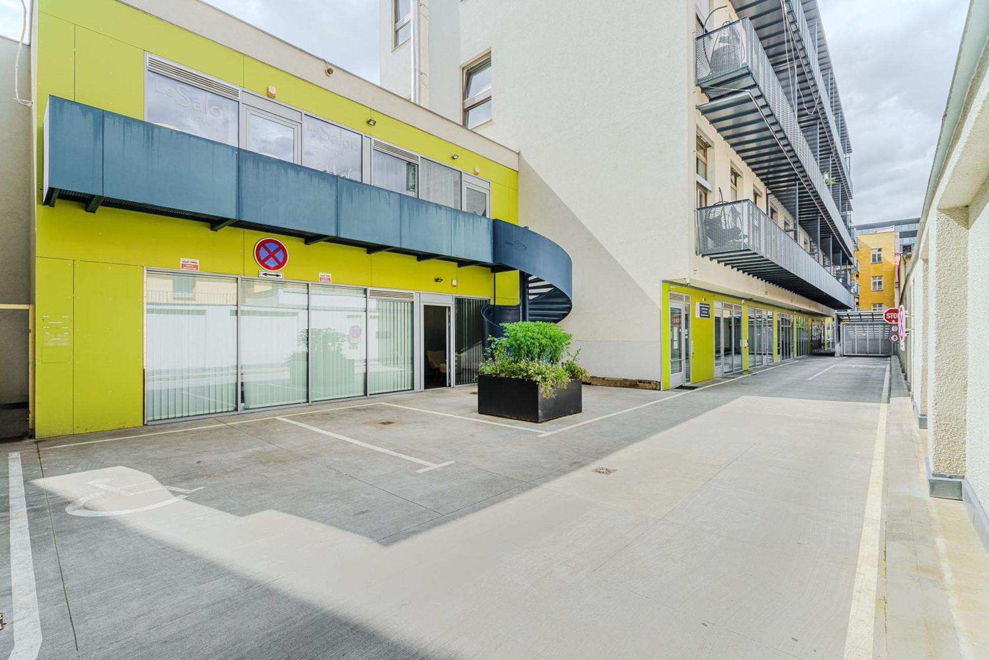 2-Level Apartments On Krizikova Near The Metro Πράγα Εξωτερικό φωτογραφία